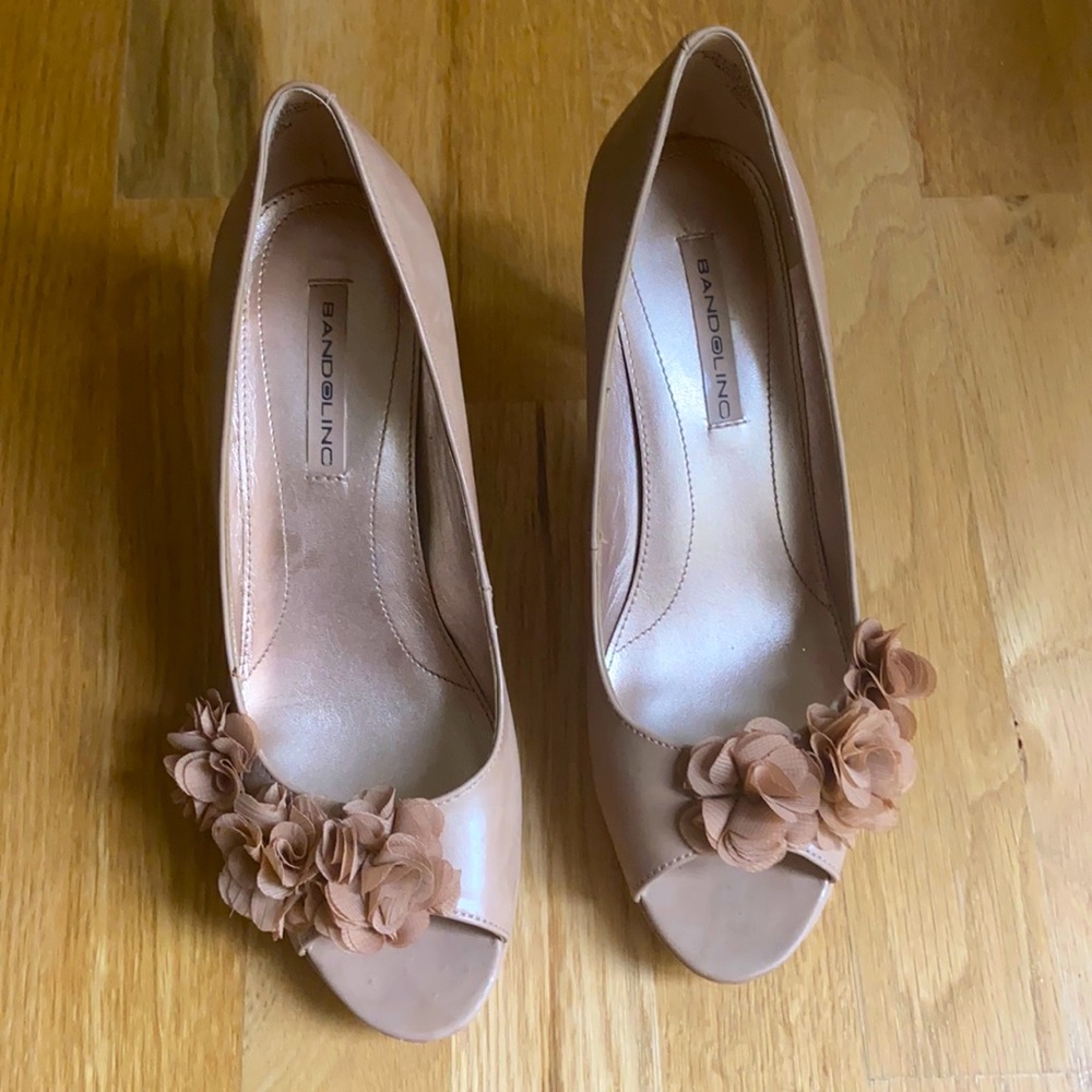 EUC bandolino nude peep toe pump with design